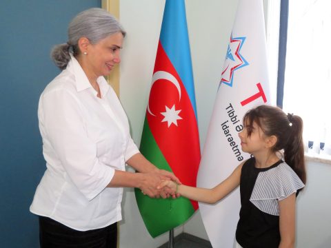 Mələk Dilbər doktorla görüşür
