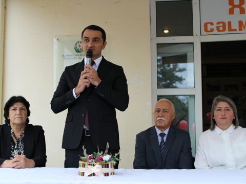 Təbrik edir