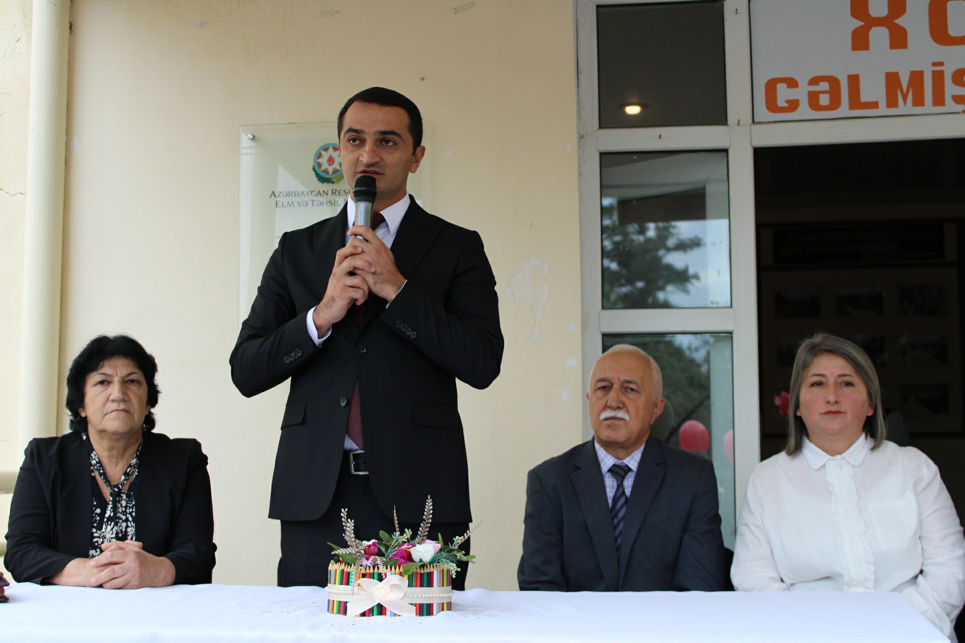 Təbrik edir