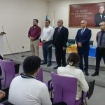 Yeni Azərbaycan Partiyası Balakən rayon təşkilatının təşəbbüsü, Gənclər və İdman İdarəsi, eləcə də rayon Təhsil Sektorunun birgə təşkilatçılığı ilə məktəblər arasında “Xəmsə” intellektual bilik yarışı keçirildi. Yarışda rayonun müxtəlif məktəblərindən bilikli, savadlı və fəal gənclər iştirak edərək öz intellektual bacarıqlarını nümayiş etdirdilər. Tədbirin təşkilində YAP Balakən rayon təşkilatının sədri Azad Balayevin təşəbbüskarlığı xüsusi qeyd olunmalıdır. Gənclərin bilik və savada yönləndirilməsi, onların milli-mənəvi dəyərlərə bağlı yetişməsi istiqamətində görülən bu cür tədbirlər 2025-ci ilin “Konstitusiya və Suverenlik İli” elan olunması ilə də səsləşir. Bu, rayonun və ümumilikdə respublikanın gələcəyinə atılan strateji və mənəvi baxımdan dəyərli addımlardandır. YAP Balakən təşkilatı, gənclərə verilən siyasi və mənəvi dəstəyin ünvanı olaraq, tədbirin sonunda ənənəsinə sadiq qalaraq partiya sıralarına yeni qəbul olunmuş gənclərə Yeni Azərbaycan Partiyasının üzvlük vəsiqələrini təqdim etdi. Bu, gənclərin ictimai-siyasi həyata daha fəal şəkildə cəlb olunmasına, onların vətənə və dövlətə bağlılıq ruhunda yetişməsinə xidmət edən mühüm bir mərhələdir. Xəmsə bilik yarışı