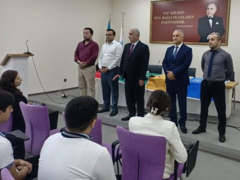 Yeni Azərbaycan Partiyası Balakən rayon təşkilatının təşəbbüsü, Gənclər və İdman İdarəsi, eləcə də rayon Təhsil Sektorunun birgə təşkilatçılığı ilə məktəblər arasında “Xəmsə” intellektual bilik yarışı keçirildi. Yarışda rayonun müxtəlif məktəblərindən bilikli, savadlı və fəal gənclər iştirak edərək öz intellektual bacarıqlarını nümayiş etdirdilər. Tədbirin təşkilində YAP Balakən rayon təşkilatının sədri Azad Balayevin təşəbbüskarlığı xüsusi qeyd olunmalıdır. Gənclərin bilik və savada yönləndirilməsi, onların milli-mənəvi dəyərlərə bağlı yetişməsi istiqamətində görülən bu cür tədbirlər 2025-ci ilin “Konstitusiya və Suverenlik İli” elan olunması ilə də səsləşir. Bu, rayonun və ümumilikdə respublikanın gələcəyinə atılan strateji və mənəvi baxımdan dəyərli addımlardandır. YAP Balakən təşkilatı, gənclərə verilən siyasi və mənəvi dəstəyin ünvanı olaraq, tədbirin sonunda ənənəsinə sadiq qalaraq partiya sıralarına yeni qəbul olunmuş gənclərə Yeni Azərbaycan Partiyasının üzvlük vəsiqələrini təqdim etdi. Bu, gənclərin ictimai-siyasi həyata daha fəal şəkildə cəlb olunmasına, onların vətənə və dövlətə bağlılıq ruhunda yetişməsinə xidmət edən mühüm bir mərhələdir. Xəmsə bilik yarışı