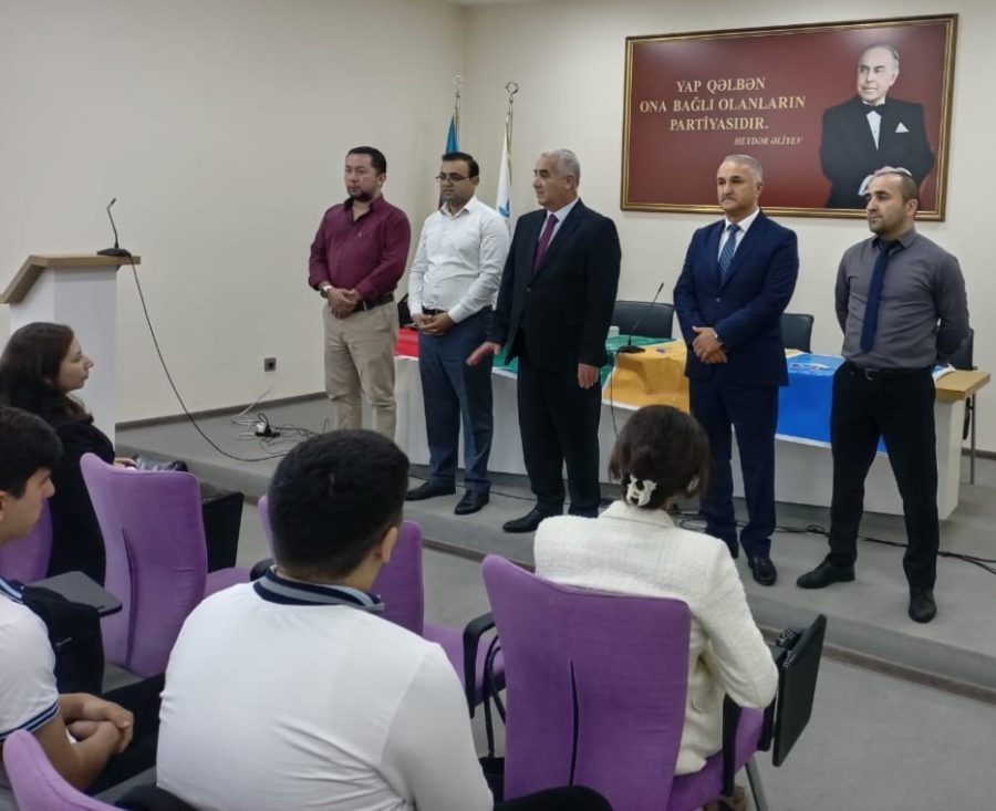Yeni Azərbaycan Partiyası Balakən rayon təşkilatının təşəbbüsü, Gənclər və İdman İdarəsi, eləcə də rayon Təhsil Sektorunun birgə təşkilatçılığı ilə məktəblər arasında “Xəmsə” intellektual bilik yarışı keçirildi. Yarışda rayonun müxtəlif məktəblərindən bilikli, savadlı və fəal gənclər iştirak edərək öz intellektual bacarıqlarını nümayiş etdirdilər. Tədbirin təşkilində YAP Balakən rayon təşkilatının sədri Azad Balayevin təşəbbüskarlığı xüsusi qeyd olunmalıdır. Gənclərin bilik və savada yönləndirilməsi, onların milli-mənəvi dəyərlərə bağlı yetişməsi istiqamətində görülən bu cür tədbirlər 2025-ci ilin “Konstitusiya və Suverenlik İli” elan olunması ilə də səsləşir. Bu, rayonun və ümumilikdə respublikanın gələcəyinə atılan strateji və mənəvi baxımdan dəyərli addımlardandır. YAP Balakən təşkilatı, gənclərə verilən siyasi və mənəvi dəstəyin ünvanı olaraq, tədbirin sonunda ənənəsinə sadiq qalaraq partiya sıralarına yeni qəbul olunmuş gənclərə Yeni Azərbaycan Partiyasının üzvlük vəsiqələrini təqdim etdi. Bu, gənclərin ictimai-siyasi həyata daha fəal şəkildə cəlb olunmasına, onların vətənə və dövlətə bağlılıq ruhunda yetişməsinə xidmət edən mühüm bir mərhələdir. Xəmsə bilik yarışı