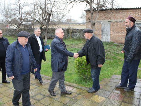 “Bayram sevincini seçiciləri ilə paylaşdı”