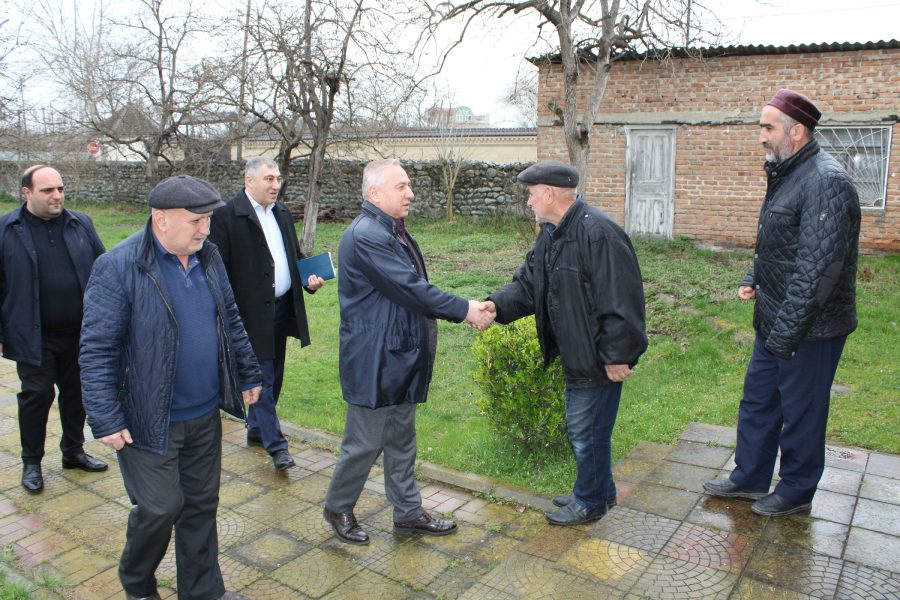 “Bayram sevincini seçiciləri ilə paylaşdı”