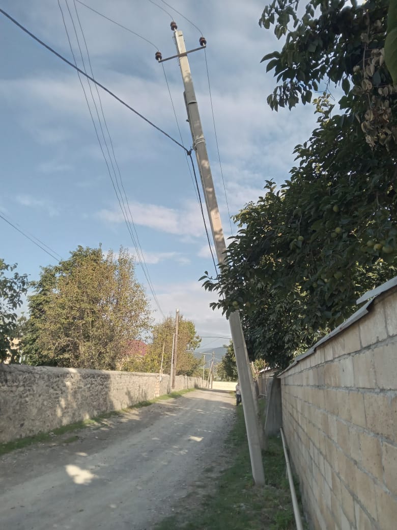 Dibirovlar küçəsində təhlükəli dirək: Sakinlər həyəcan təbili çalır ⚡